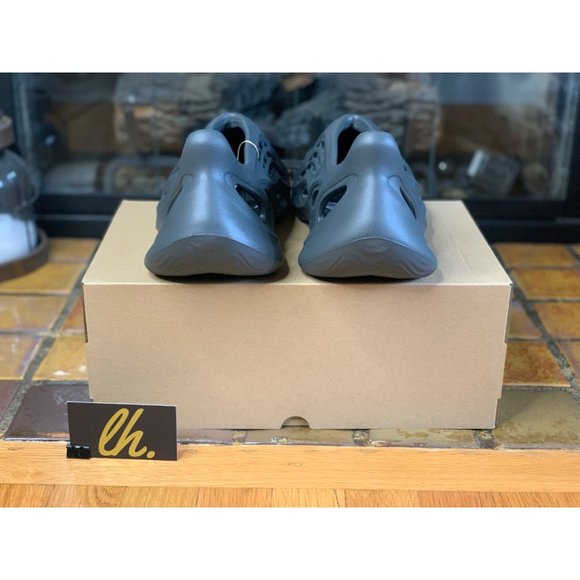 Mens 10 Adidas Yeezy Foam RNR “Carbon” Athletic Shoes IG5349 - Picture 5 of 8